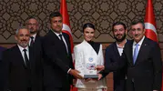 Uzak Şehir dizisine yılın en iyisi ödülü verildi