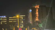 Plazanın dış cephesi alev aldı, yangın çatıya sıçradı