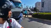 Yeşil yandı, kadın fırladı TIR şoförü son anda frenledi