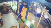 Kafede otururken sopalı saldırıya uğradı, o anlar kamerada