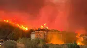 Fethiye'de akşam karanlığında yangın alarmı Karagedik Mahallesi yakınlarında alevlere müdahale sürüyor