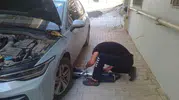 Motor bölümüne sıkışan kedi ekiplerle buluştu