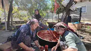 Domatesler kazanda, komşuluk hâlâ sıcak