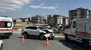 Kavşakta cip ve otomobil çarpıştı, 3 kişi hastanede