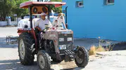 Sokaktan kurtardığı köpeğiyle tarlada mesai arkadaşı oldu