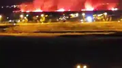 Sanayi sitesinin yanında alevler büyüdü, itfaiye gece müdahale etti