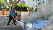 Antalya’da yanan otomobile vatandaş ve polis seferber oldu