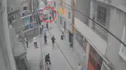 Adana'da aile kavgasında direksiyonu kalabalığın üzerine kırdı