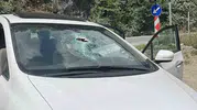 Rize’de yamaçtan kopan kaya otomobili hurdaya çevirdi