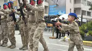 Minik yürekten dev performans: Komandoların arasına karışan çocuk törenin yıldızı oldu