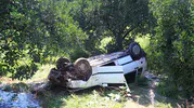Kediye yol vermek isterken takla attı, genç sürücüyü vatandaşlar kurtardı