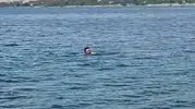 Karakaya’da 4 saat kulaç attı, iki şehir arasını yüzerek bağladı