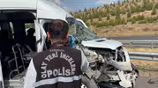 Ankara çevre yolunda servis minibüsü TIR'a çarptı