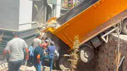 Malatya’da hafriyat kamyonu binaya daldı