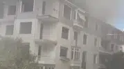 Maltepe'de boş binanın çatısı alevlere teslim oldu