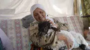 Gümüşhane'de evin yeni üyesi biberonla beslenen kuzu Boncuk