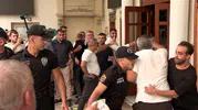 Adana’da servisçilerin belediye önündeki plaka eylemine polis müdahalesi