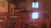 Aksaray'da çatıdan eve girmeye çalışan gencin düşüş anı kamerada