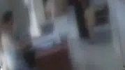 Sağlık ocağında 8 dakika bekleyen hasta masaları dağıttı, görevliye saldırdı