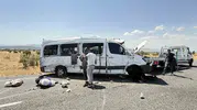 Lice yolunda düğün hazırlığı yapan aileyi taşıyan minibüs devrildi