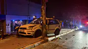 Denizli'de korkunç kaza: Ağaca çarpan otomobil hurdaya döndü