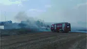 Silivri'de tarlada çıkan yangın rüzgarla birlikte yayıldı