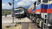 Karabük'te hemzemin geçit kazası Lokomotif ile TIR birbirine girdi