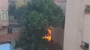 Küçükçekmece'de bir apartmanın balkonunda korkutan yangın