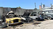 Bornova’da park halindeki araçları alevler yuttu