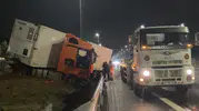 Ömerli'de kaygan yol TIR'ı bariyere savurdu Gece yarısı otoyolda kaza