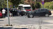 Eskişehir’de caddede iki araç hurdaya döndü