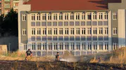 Beylikdüzü’nde boş arazide çıkan yangın siteleri alarma geçirdi