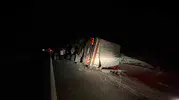 Tosya'da kamyon devrildi, sürücü şans eseri kurtuldu