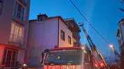 Ümraniye’de çatı yangını panik yarattı, itfaiye hızla müdahale etti