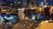 Gece yarısı kavşakta çarpıştılar, 8 kişi hastanelik oldu