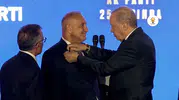 AKP'nin 25. yıl kutlamasına iki vekilli transfer: Erdoğan rozetlerini bizzat taktı