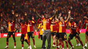 Galatasaray’da maç sonu coşkusu Leao ve Batrakov tribünle 3’lü çekti