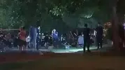 Parkta pusetini açtı, bebeğinin minderinde silah buldu