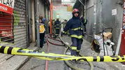 Eminönü'nde yangın Telefon kılıfları tutuştu, 2 itfaiye eri dumandan etkilendi