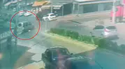 U dönüşü kazayı getirdi, otomobil ticari araca çarptı