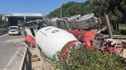 Çekmeköy'de yola devrilen beton mikseri trafiği kilitledi