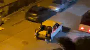 Bagajda oturan genç yola düştü, son anda aracın altında kalmadı