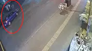 Yıldırım'da kuryenin korku dolu anları: Sürüklenen motosiklet otomobile çarptı