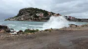 Amasra kıyılarında doğa alarm verdi: Dev dalgalar limanı dövüyor