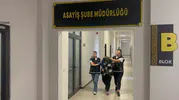 Mahkeme salonunda yürek burkan anlar: Annesinin gözyaşlarını minik elleriyle sildi