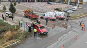 Park halindeki otomobilin üzerine devrilen direkler aracı tanınmaz hale getirdi
