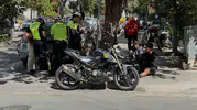 Menteşe'de korkutan kavşak kazası: Motosikletli direğe çarparak durabildi