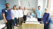 82 yaşındaki hastanın mesanesinden çıkanlar doktorları bile şaşırttı: Tam 42 parça