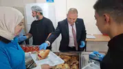 Kepçeyi eline aldı, öğrencilerin sofrasına konuk oldu: Müdürden samimi destek