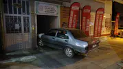 Malatya'da korkutan kaza: Kontrolden çıkan otomobil dershanenin içine daldı